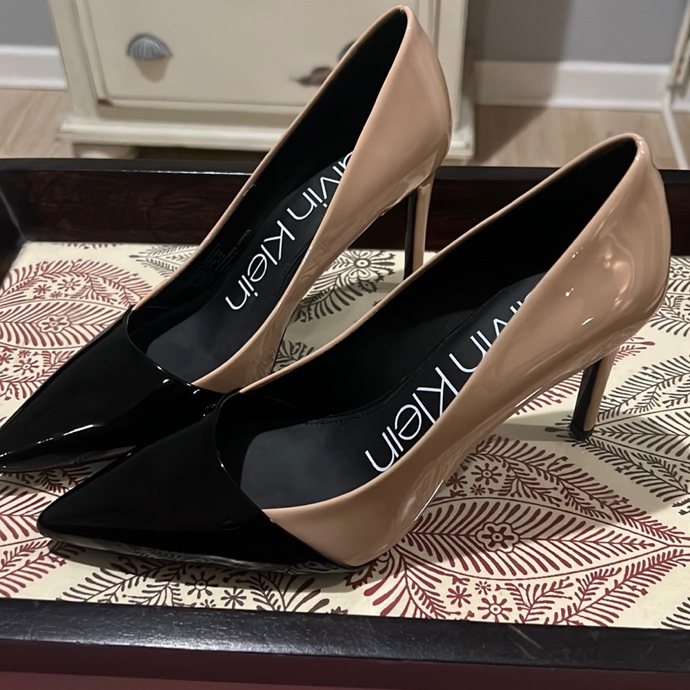 NWOT- Calvin Klein “Roslyn” staple piece pumps | Tan/Black | size 8